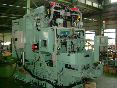 Ｕ軸制御機能付2スピンドル立型マシニングセンタ