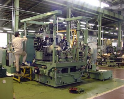 横型、コラム移動タイプ２スピンドルマシニングセンターコンロッド用ボルト穴加工機