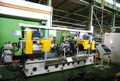 NCフェーシングヘッド対向型　アクスルケース両端開先加工機