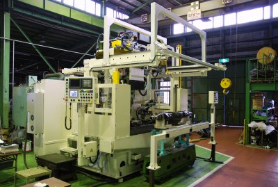 NCフェーシングヘッドによる立型アクスルハウジング―ボーリング、フェーシング加工機