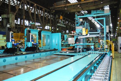 大型クランクシャフト加工用　横型コラムトラバースタイプマシニングセンター