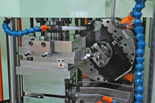 継手_2018-09_3方向NCフェーシング専用機_中央奥側ヘッド