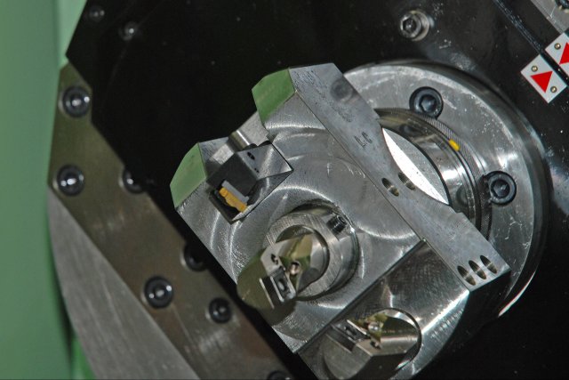 継手_2018-09_3方向NCフェーシング専用機_多刃型ツールブロックヘッド上