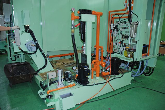 継手_2018-09_3方向NCフェーシング専用機_クラーントユニット・チップコンベヤー