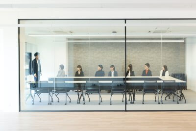 山科精器株式会社 打ち合わせ中の社員たち